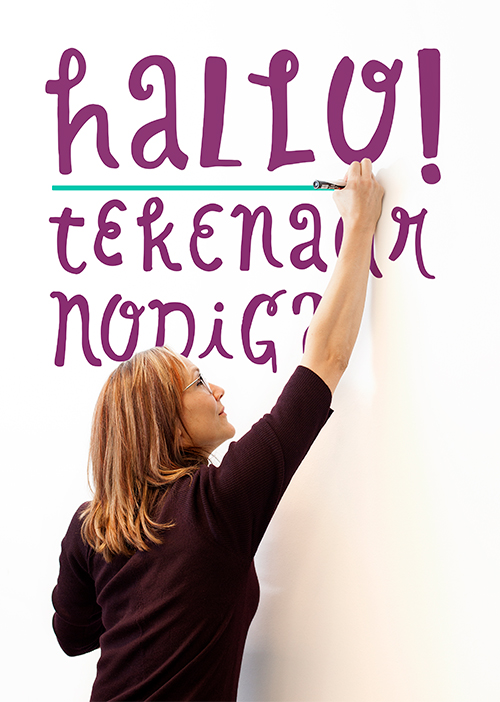 Marijke tekent tekst op de muur
