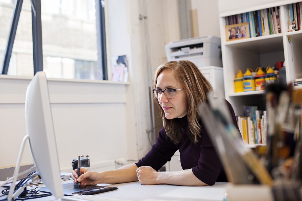 Marijke van Veldhoven -achter computer Foto van Marijke van Veldhoven achter een computer - foto door Irma Bulkens